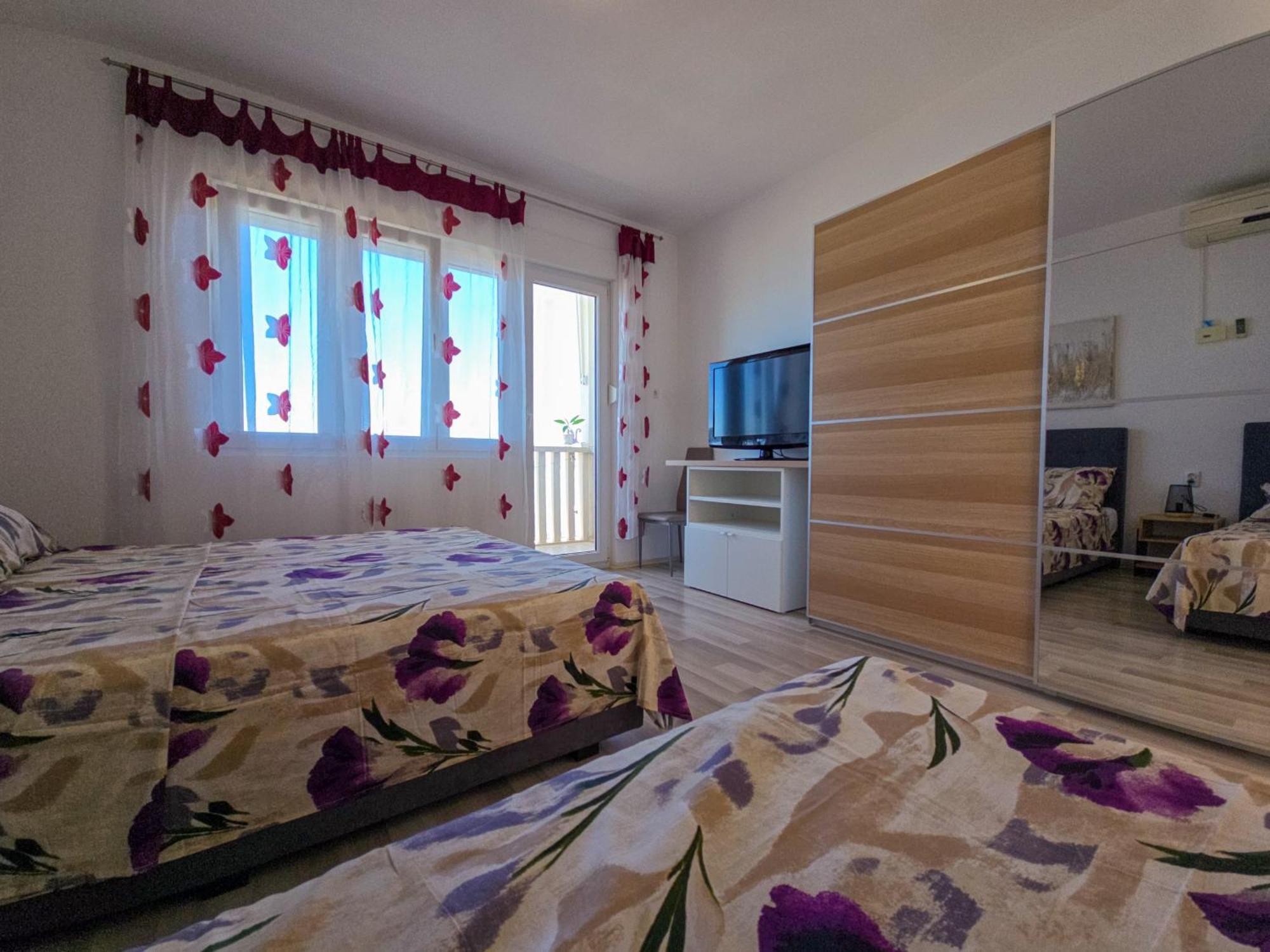 Apartments Neda Omis Bagian luar foto