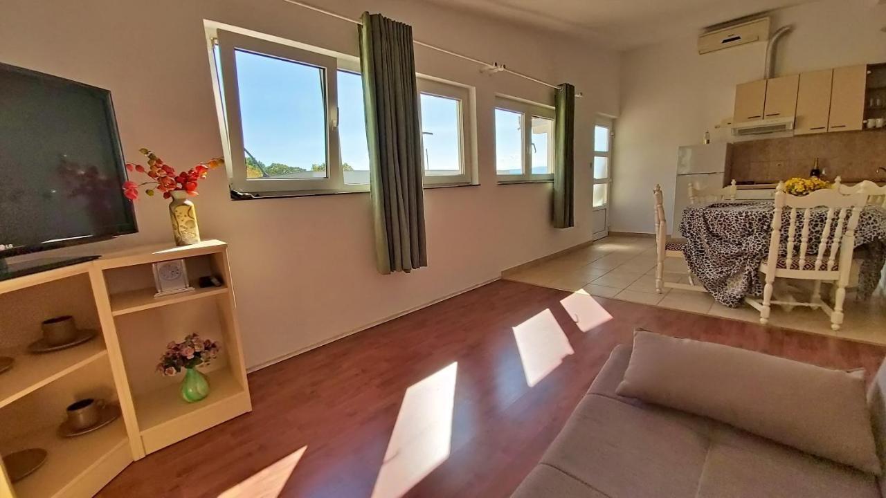 Apartments Neda Omis Bagian luar foto